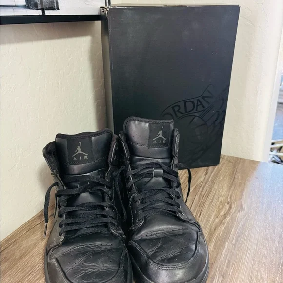 Air Jordan 1 Mid Triple Black 2013